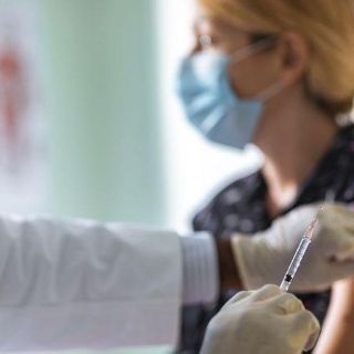 Vacunas contra el coronavirus: ¿quién decide si son seguras?