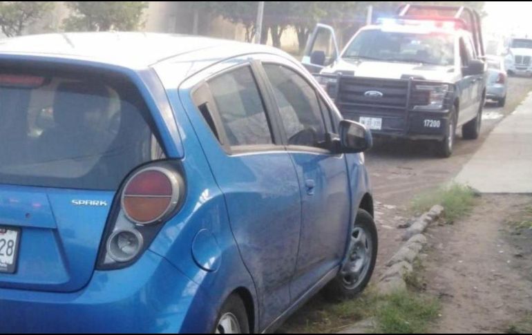 Los restos son encontrados en los asientos traseros de un auto azul, abandonado en la colonia La Duraznera, en Tlaquepaque. ESPECIAL