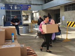 De manera simultánea, este viernes Atlas y Chivas entregaron despensas, cada uno en su estadio, para apoyar a la gente que labora en los inmuebles en días de partido. EL INFORMADOR / J. Robles