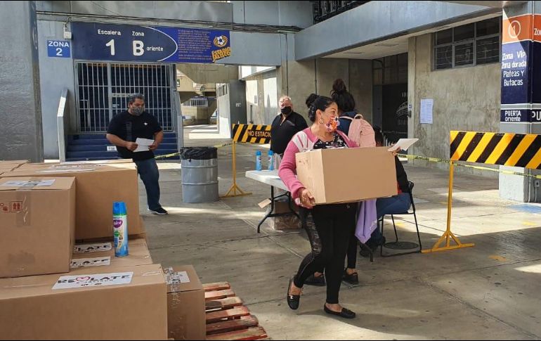 De manera simultánea, este viernes Atlas y Chivas entregaron despensas, cada uno en su estadio, para apoyar a la gente que labora en los inmuebles en días de partido. EL INFORMADOR / J. Robles