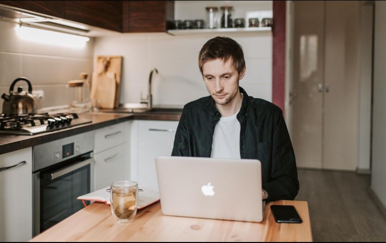 El trabajo a distancia, ayudado por herramientas como Zoom, deberá formar parte de la normalidad tras la pandemia. ESPECIAL / PEXELS