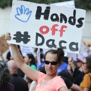 Juez de EU ordena a la administración de Trump restaurar el DACA