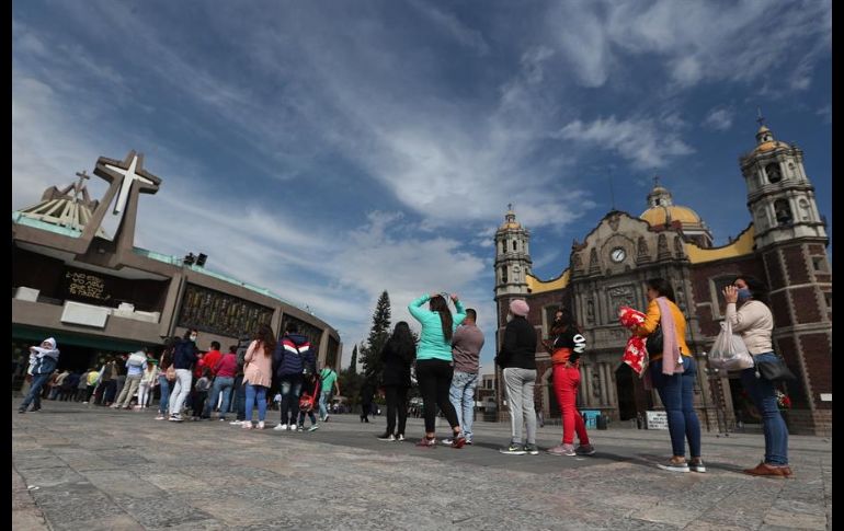A la entrada de la Basílica, autoridades instalaron filtros sanitarios para controlar el paso de las personas que desearan entrar por unos minutos. EFE/M. Guzmán