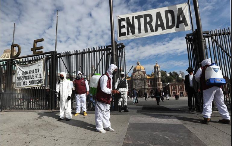 A la entrada de la Basílica, autoridades instalaron filtros sanitarios para controlar el paso de las personas que desearan entrar por unos minutos. EFE/M. Guzmán
