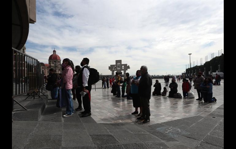A la entrada de la Basílica, autoridades instalaron filtros sanitarios para controlar el paso de las personas que desearan entrar por unos minutos. EFE/M. Guzmán