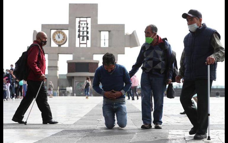 A la entrada de la Basílica, autoridades instalaron filtros sanitarios para controlar el paso de las personas que desearan entrar por unos minutos. EFE/M. Guzmán