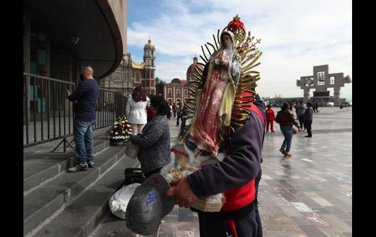 A la entrada de la Basílica, autoridades instalaron filtros sanitarios para controlar el paso de las personas que desearan entrar por unos minutos. EFE/M. Guzmán