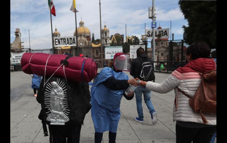 A la entrada de la Basílica, autoridades instalaron filtros sanitarios para controlar el paso de las personas que desearan entrar por unos minutos. EFE/M. Guzmán