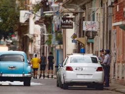 Una patrulla de la policía vigila el barrio donde vive la poeta y activista Katherine Bisquet, una de las 14 personas desalojadas del Movimiento San Isidro. EFE/Y. Zamora