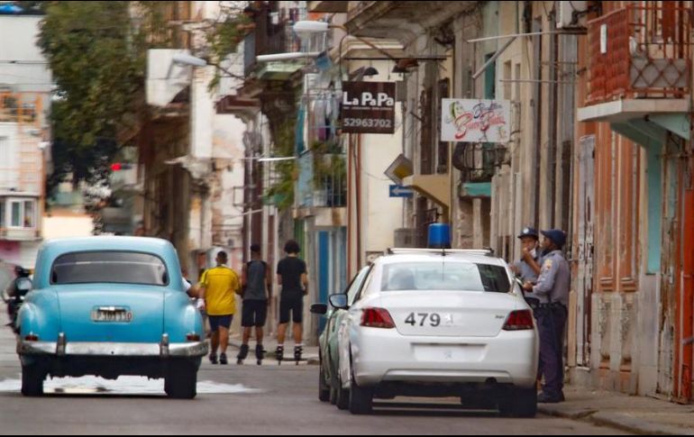 Una patrulla de la policía vigila el barrio donde vive la poeta y activista Katherine Bisquet, una de las 14 personas desalojadas del Movimiento San Isidro. EFE/Y. Zamora