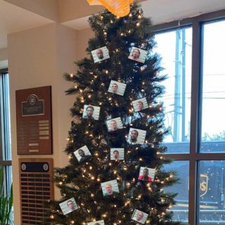 Estación policial de Alabama enfurece a las redes sociales por foto navideña