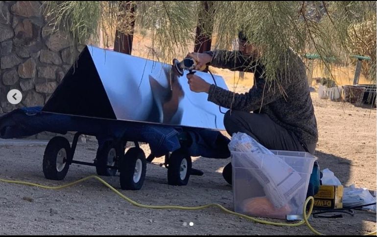 El colectivo divulgó imágenes de la elaboración de los monolitos. INSTAGRAM/themostfamousartist