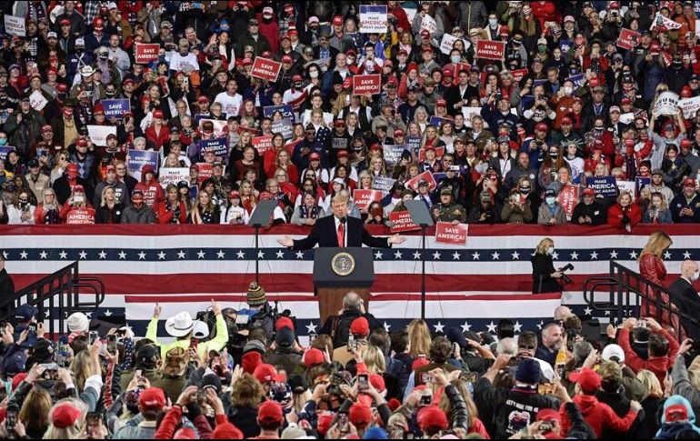 Pese a los crecientes casos de coronavirus en EU, pocos asistentes al mitin portaban mascarillas; asimismo, no se respetó la distancia social. EFE/S. Badz