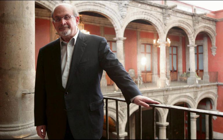 Rushdie compartió que padeció de COVID-19 a comienzos de la pandemia, con pocos síntomas y sin complicaciones. ESPECIAL
