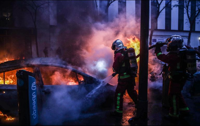 Bomberos extinguen el fuego tras los enfrentamientos en la capital francesa por la llamada ley de seguridad. EFE/M. Badra