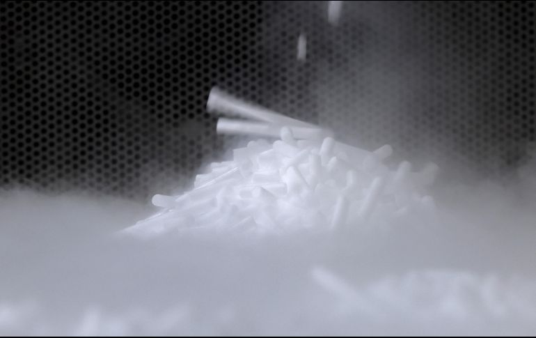 La entrega de la vacuna Pfizer-BioNTech es complicada porque debe almacenarse a temperaturas muy frías, a unos -70 grados Celsius, para lo que se requieren materiales como hielo seco. AFP/ARCHIVO