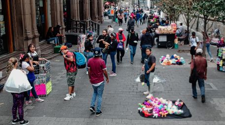 Entre los productos decomisados se encuentran artículos característicos de la temporada navideña como guantes y gorros, así como cubrebocas, fundas de celulares, micas, globos inflables, juguetes, entre otros. EL INFORMADOR / ARCHIVO