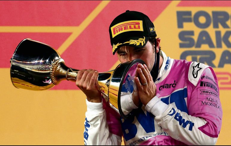 GLORIA. Sergio Pérez ya sabe lo que es ganar un Gran Premio de la Fórmula Uno y lo aprendió de la manera más dolorosa. Tuvo que largar 190 veces, pero en esta ocasión, en el Gran Premio de Sakhir, logró la hazaña y lo hizo de manera histórica, remontando desde el último puesto de la competición para ver ondearse la bandera a cuadros a su llegada. El tapatío, quien no tiene su futuro definido y podría quedarse sin equipo en 2021, encabezó un histórico 1-3 para Racing Point y saltó hasta al cuarto puesto del campeonato tras romper su propio récord de puntos en una temporada al llegar a las 125 unidades, 24 más que en 2016.