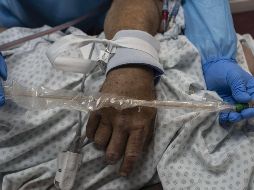 En Jalisco suman cuatro mil 974 personas muertas por COVID-19, de éstas cuatro de cada 10 tenían diabetes y la mitad hipertensión. AFP / ARCHIVO