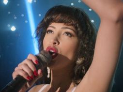 Christian Serratos interpreta a Selena en la nueva serie de Netflix sobre su vida. NETFLIX