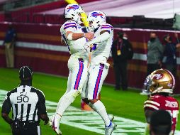 MÁQUINA. Josh Allen (izq.) lanzó cuatro pases de anotación frente a San Francisco. AP • R. Franklin