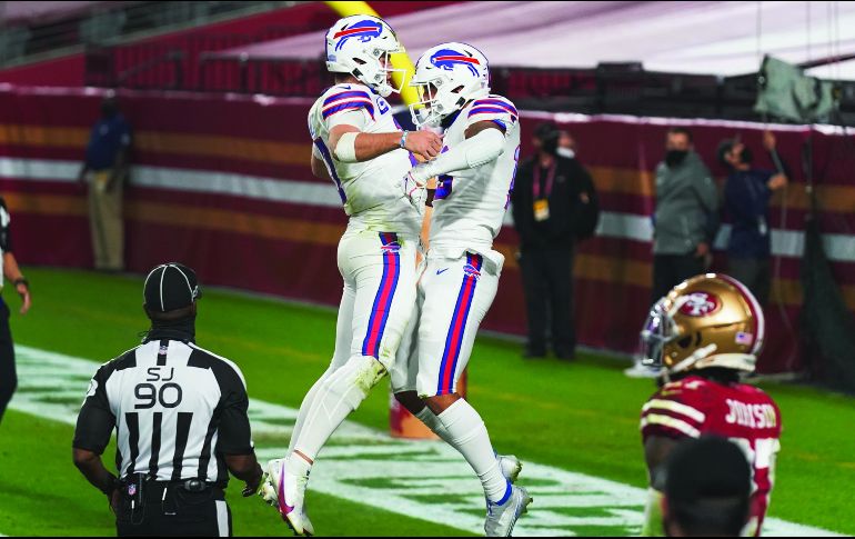 MÁQUINA. Josh Allen (izq.) lanzó cuatro pases de anotación frente a San Francisco. AP • R. Franklin