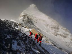 La diferencia previa en la altura del Everest se debía al hecho de que China medía la base rocosa de la cumbre y no su capa de nieve, que ahora sí se tomó en cuenta. AP/Xinhua