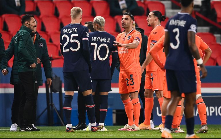 Los jugadores de ambos equipos se dirigieron a los vestuarios. AFP / F. Fife