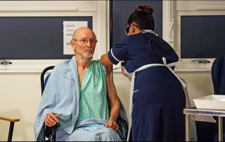 William Shakespeare, un hombre de 81 años homónimo del dramaturgo padre de la lengua inglesa, fue el segundo en recibir la vacuna contra el COVID-19. AFP / J. King