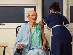 William Shakespeare, un hombre de 81 años homónimo del dramaturgo padre de la lengua inglesa, fue el segundo en recibir la vacuna contra el COVID-19. AFP / J. King