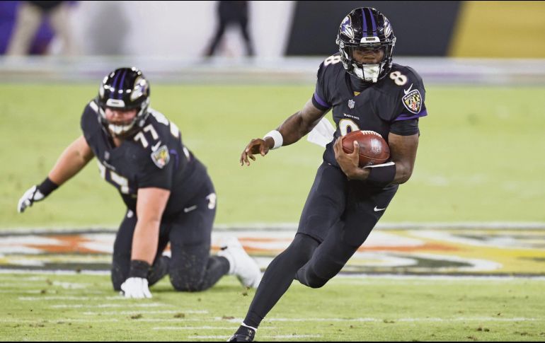 EN FORMA. Lamar Jackson comenzó con la fiesta terrestre de los Ravens en una escapada de 37 yardas en el primer cuarto que terminó en las diagonales. AFP