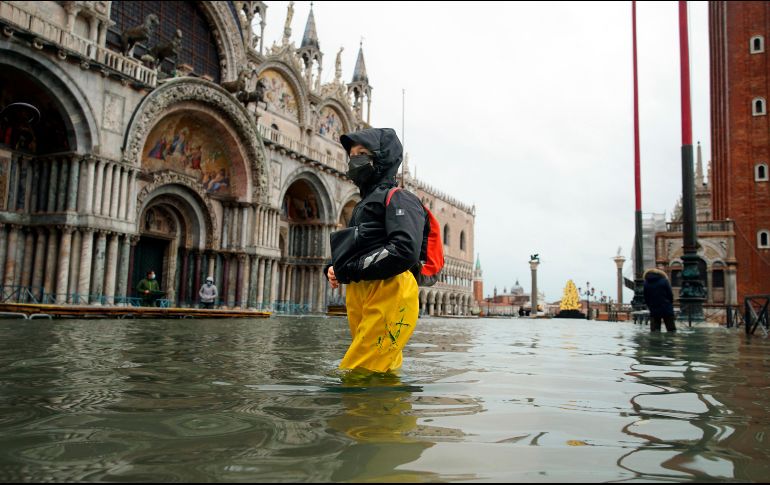 Las más de 50 puertas móviles MOSE no frenan la marea alta. AP/A. Marinoni