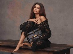 La actriz posa en negro y blanco con el bolso estrella de la temporada, Roman Stud, el icónico complemento inspirado en la arquitectura romana, con tachuelas y acolchado, una 