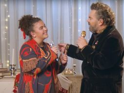 En el inicio del video, Mijares aparece sentado en un sofá observando cómo Lucerito decora un árbol de Navidad ESPECIAL / Warner Music