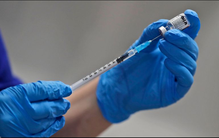 La advertencia se da después de que dos trabajadores del Servicio Nacional de Salud británico, que estuvieron entre los primeros en recibir la vacuna, sufrieran reacciones alérgicas y necesitaran tratamiento. AFP / F. Augstein