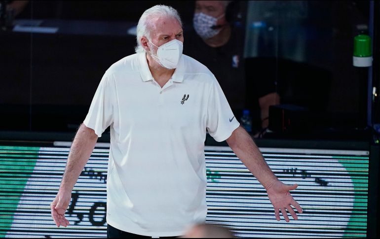 OBLIGADOS.Gregg Popovich, al igual que el resto de los coaches, deberán portar cubrebocas. AP