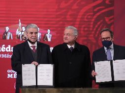 CarlosAceves (CTM), el presidente López Obrador y Carlos Salazar (CCE), en la firma del acuerdo. SUN/G. Espinosa