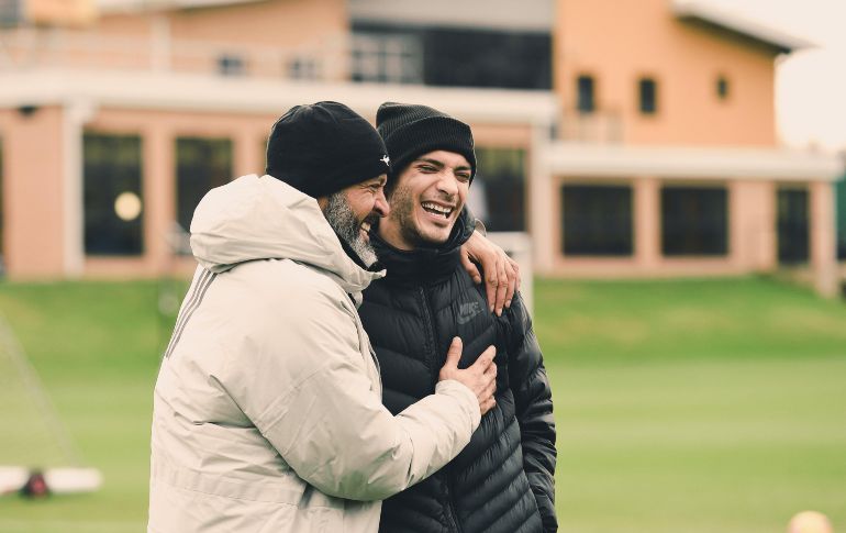 Jiménez presenció parte de la sesión junto al entrenador Nuno Espirito Santo, antes de regresar a su casa, donde se recupera tras haber sido operado. TWITTER / @Wolves