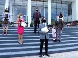 Los ganadores del Premio Jalisco 2020 posan con la estatuilla emisario afuera del auditorio de la Universidad Autónoma de Guadalajara. ESPECIAL
