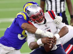 Cam Newton fue sacudido por la defensa de los angelinos. AFP/S .Haffey