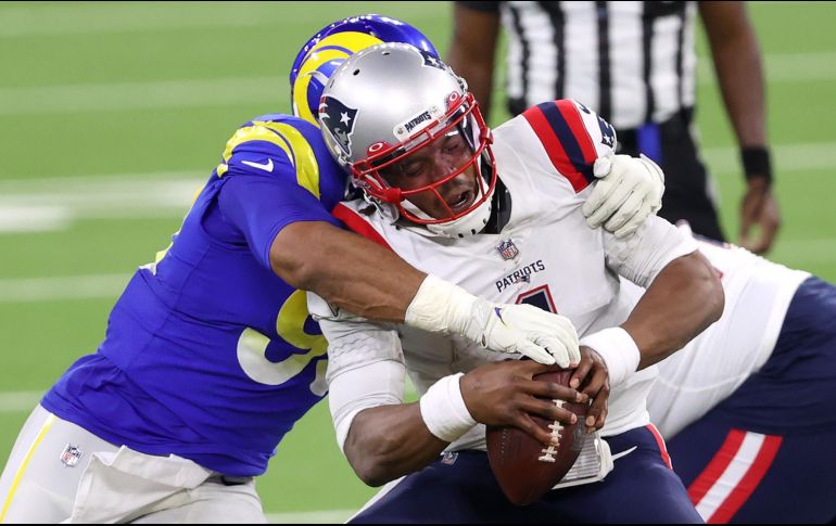 Cam Newton fue sacudido por la defensa de los angelinos. AFP/S .Haffey