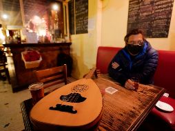 Andrew Cuomo reinstala la prohibición de comer en el interior de los restaurantes en la Ciudad de Nueva York al propagarse el contagio del coronavirus. AP / K. Willens