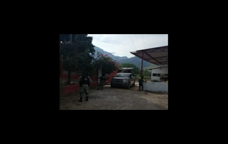 Desde la bodega, dos sujetos se enfrentaron con agentes de la Guardia Nacional. ESPECIAL