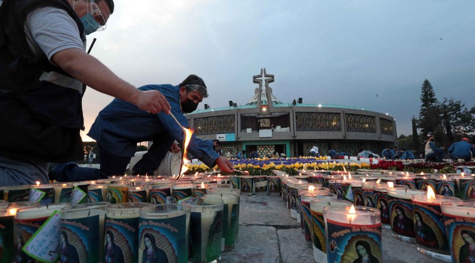 15 mil veladoras forman parte del tapete floral elaborado por artesanos de Tlaxcala en honor de la Virgen de Guadalupe. SUN / A. HERNANDEZ