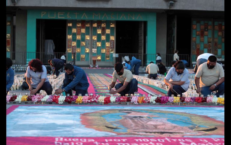 15 mil veladoras forman parte del tapete floral elaborado por artesanos de Tlaxcala en honor de la Virgen de Guadalupe. SUN / A. HERNANDEZ