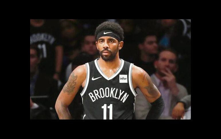 “Rezo para que utilicemos el 'dinero' para las comunidades marginadas, especialmente viendo dónde está nuestro mundo actualmente”, escribió Kyrie. AP