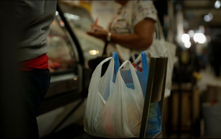 Las bolsas de un solo uso no se pueden entregar aunque el cliente pague por ellas. EL INFORMADOR/ARCHIVO