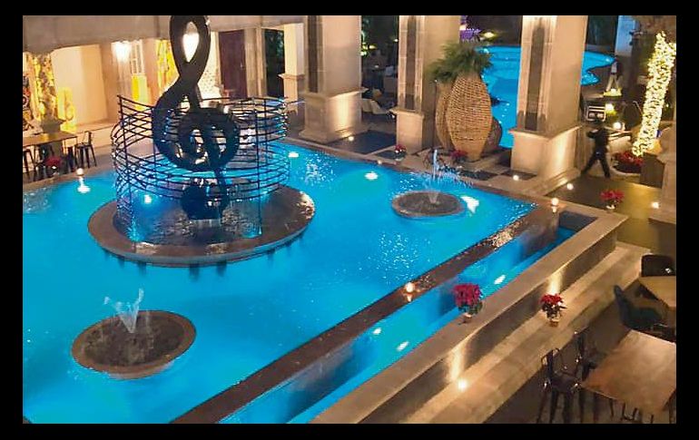 LA FUENTE. Con una clave de Sol como elemento visual dominante. Por la noche luce fabulosa. ESPECIAL