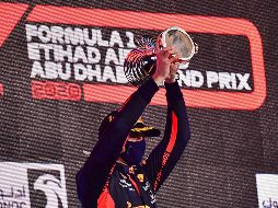 Verstappen celebra su triunfo en la última carrera de la F1 de esta temporada. AFP / G. Cacace