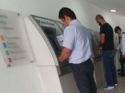 Aunque los bancos cierren por los festivos, la red de cajeros automáticos y servicios de banca por internet y por teléfono están disponibles los 365 días del año. EL INFORMADOR/ARCHIVO